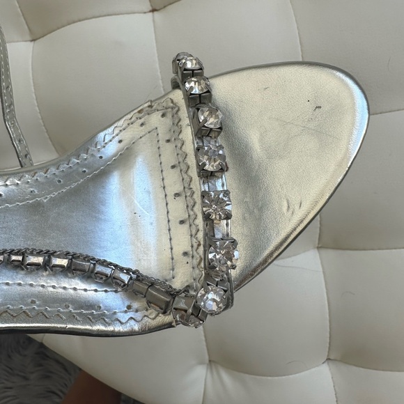 Silver heels - Picture 3 of 3